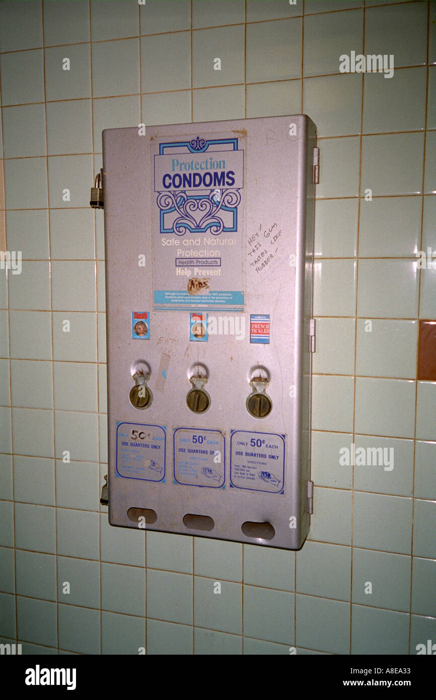 Distributeur de préservatifs situé sur la paroi des toilettes. Minneapolis  Minnesota USA Photo Stock - Alamy