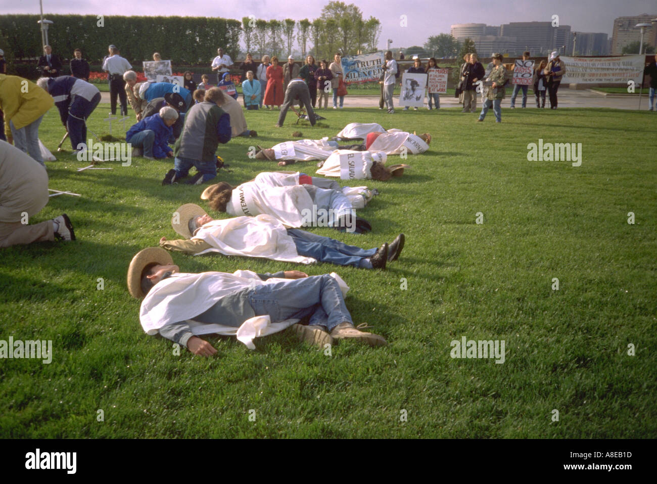 Pentagone : mort symbolique de protestation de l'École des Amériques 28/04/97. Washington DC USA Banque D'Images