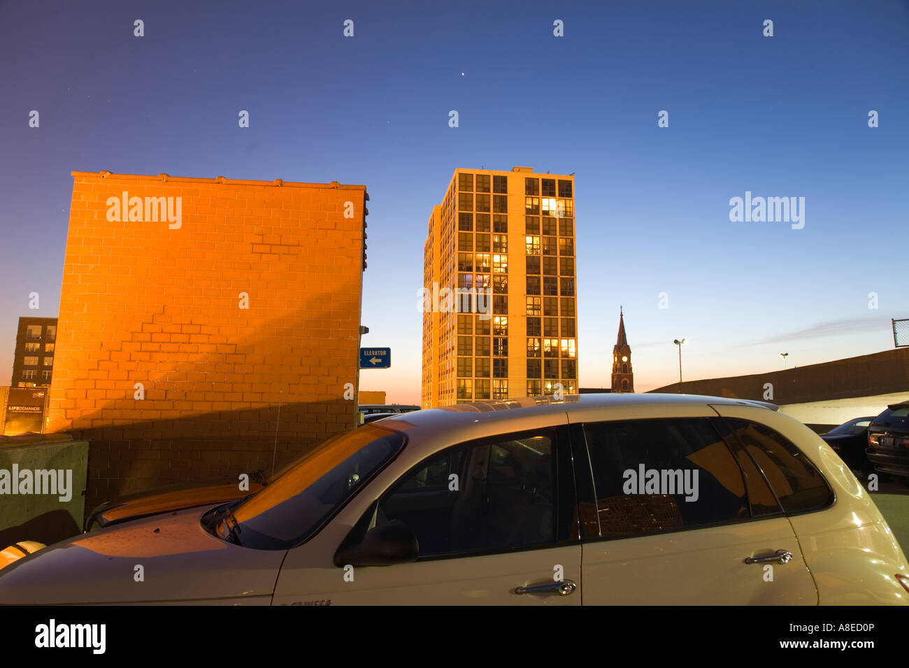 CHICAGO Illinois Voitures sur parking garage niveau supérieur les tours d'immeuble dans la nuit dans le quartier de la Vieille Ville Banque D'Images