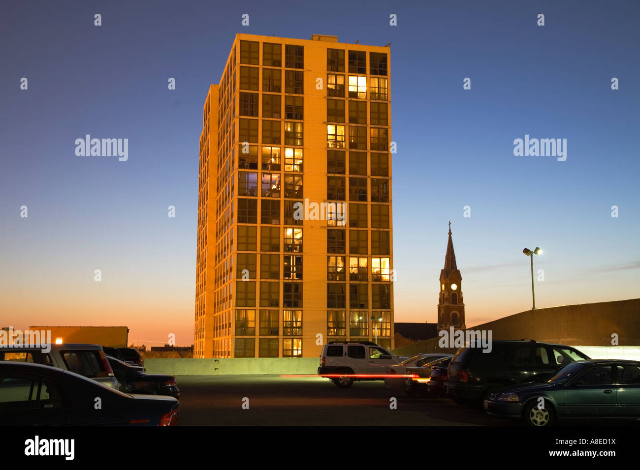 CHICAGO Illinois Voitures sur parking garage niveau supérieur highrise apartment building at night clocher d'église Banque D'Images