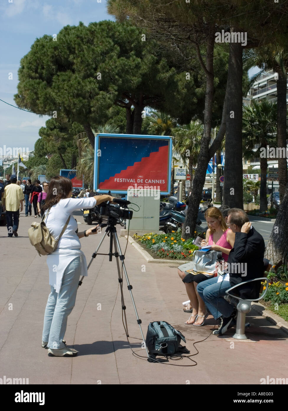 Quand les choses sont lentes au Festival de Cannes les équipes de tournage début à chaque entrevue d'autres Banque D'Images