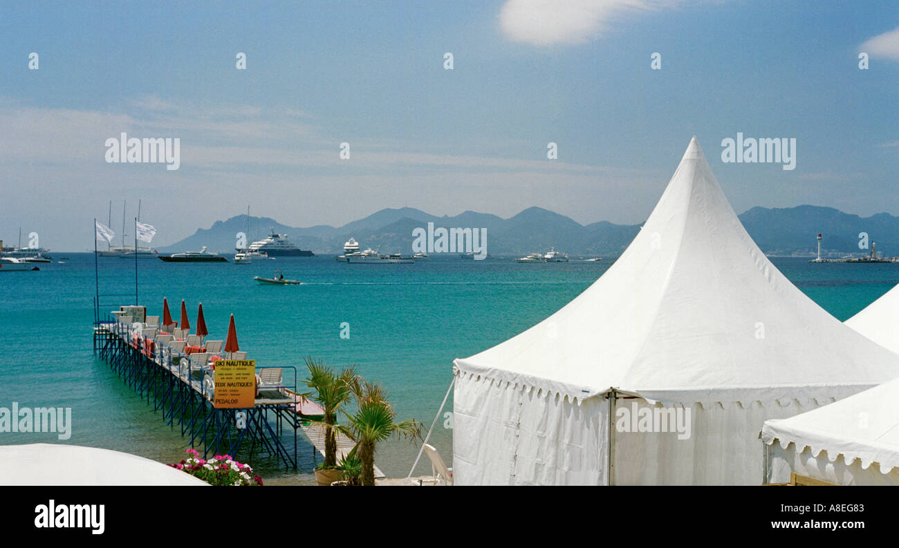 Pendant le Festival de Cannes une grande partie de la zone de la plage est repris par un village de tentes d'expositions promotionnelles Banque D'Images