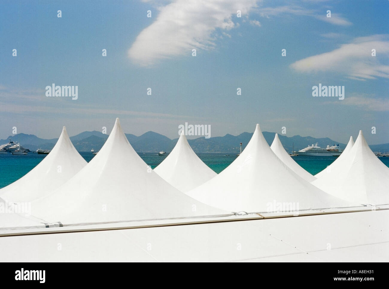 Pendant le Festival de Cannes une grande partie de la zone de la plage est repris par un village de tentes d'expositions promotionnelles Banque D'Images