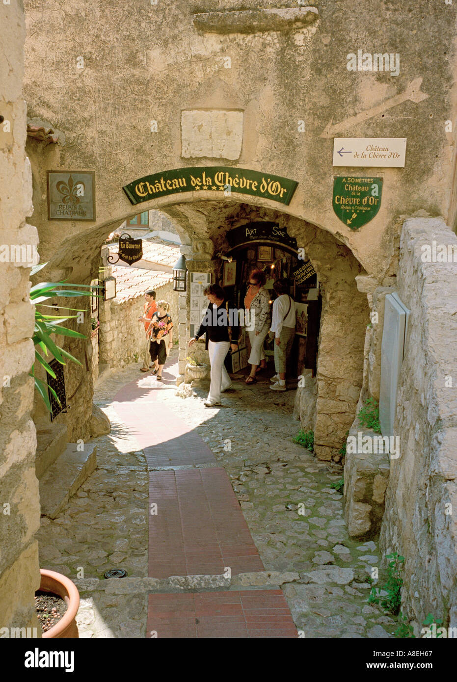 Les rues étroites et sinueuses du village médiéval perché de Eze près de Monaco sont plein de boutiques de souvenirs et galeries d'art Banque D'Images