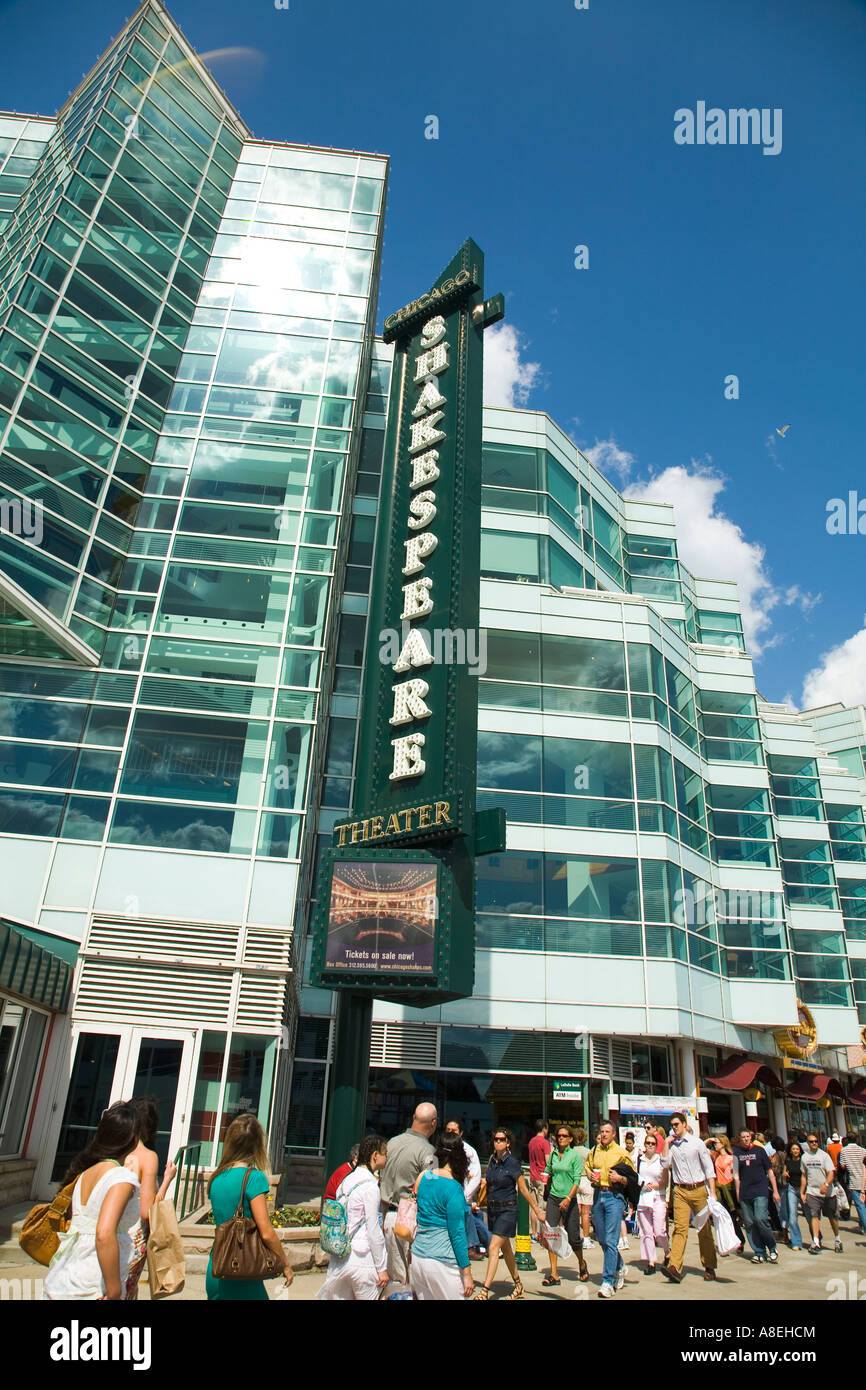 CHICAGO Illinois peuple marche passé extérieur du bâtiment du théâtre de Shakespeare à Navy Pier Banque D'Images