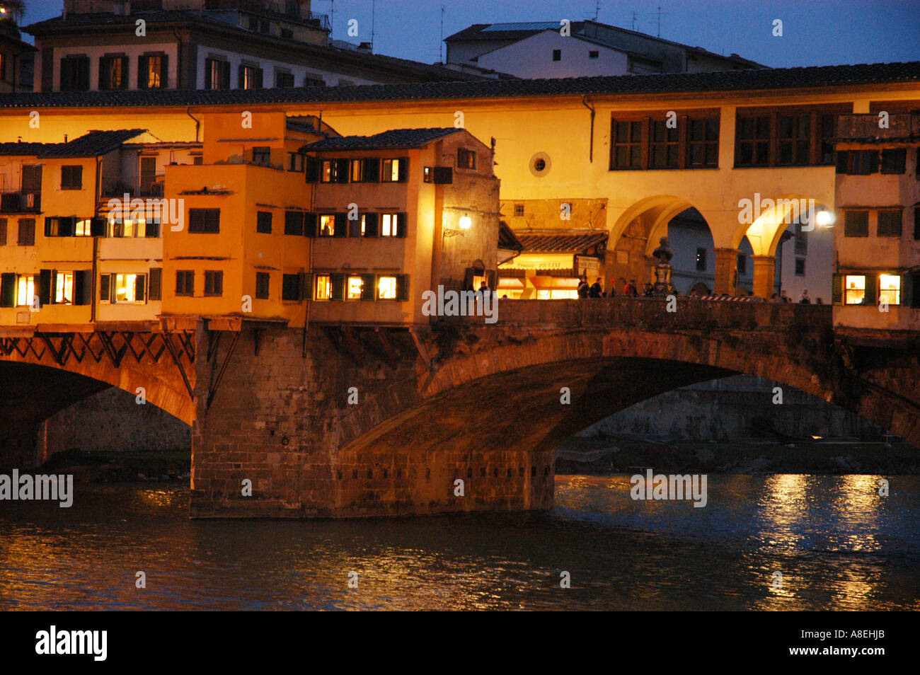 Le Ponte Vecchio construit en 1345 sur la rivière Arno Florence Toscane Italie Banque D'Images