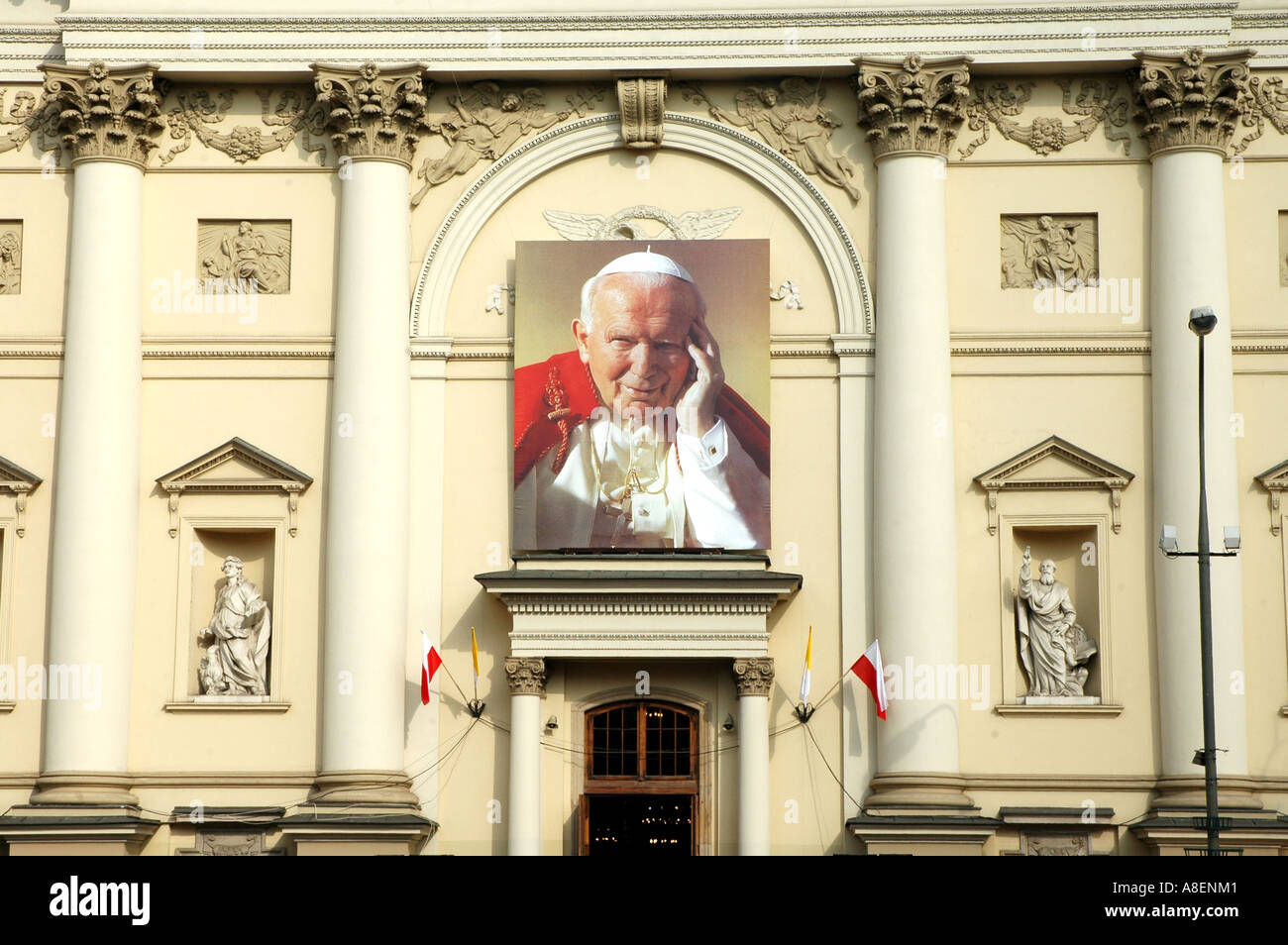 Premier anniversaire de la mort du pape Jean-Paul II à Varsovie. Masse en face de l'église de Saint Anna. Banque D'Images