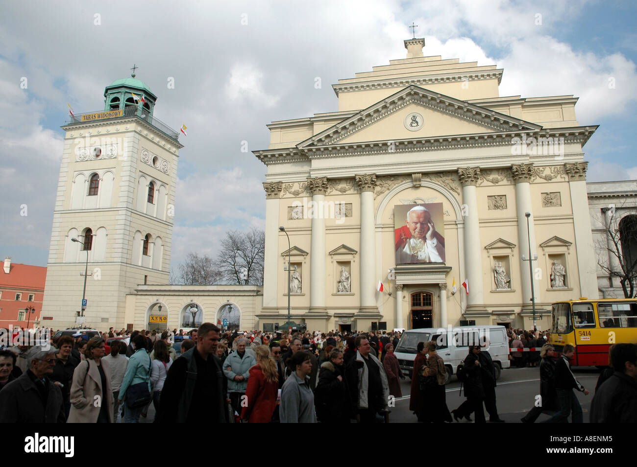Premier anniversaire de la mort du pape Jean-Paul II à Varsovie. Masse en face de l'église de Saint Anna. Banque D'Images