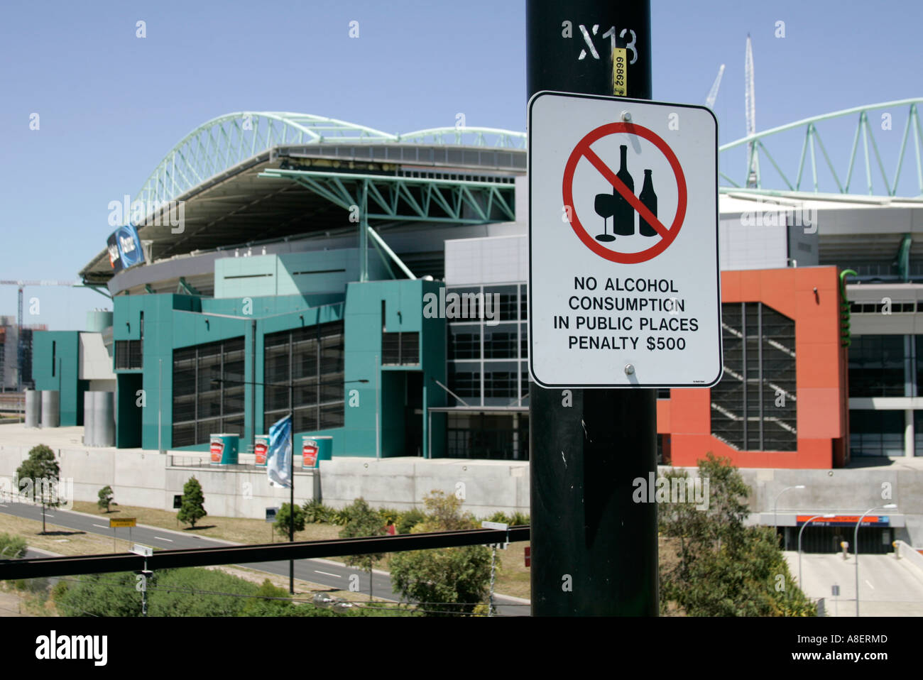 Pas de la consommation d'alcool dans les lieux publics panneau près du stade Telstra Dome à Melbourne, Australie. Banque D'Images