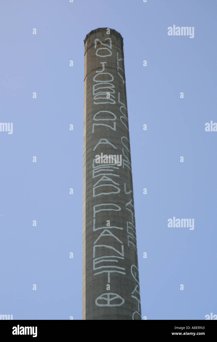 Pas d'emplois sur une planète morte message sur une ancienne cheminée d'usine à Melbourne, Australie. Banque D'Images