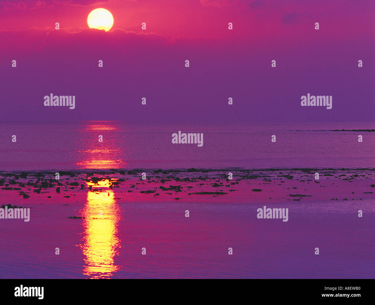 Îles Maldives océan Indien, l'atoll de Baa, le coucher du soleil, de la plage Banque D'Images