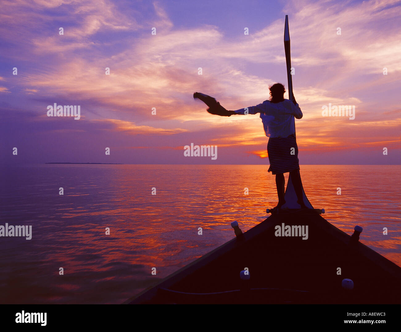 Îles Maldives océan Indien, l'atoll de Baa et bateau coucher de soleil, femme Banque D'Images