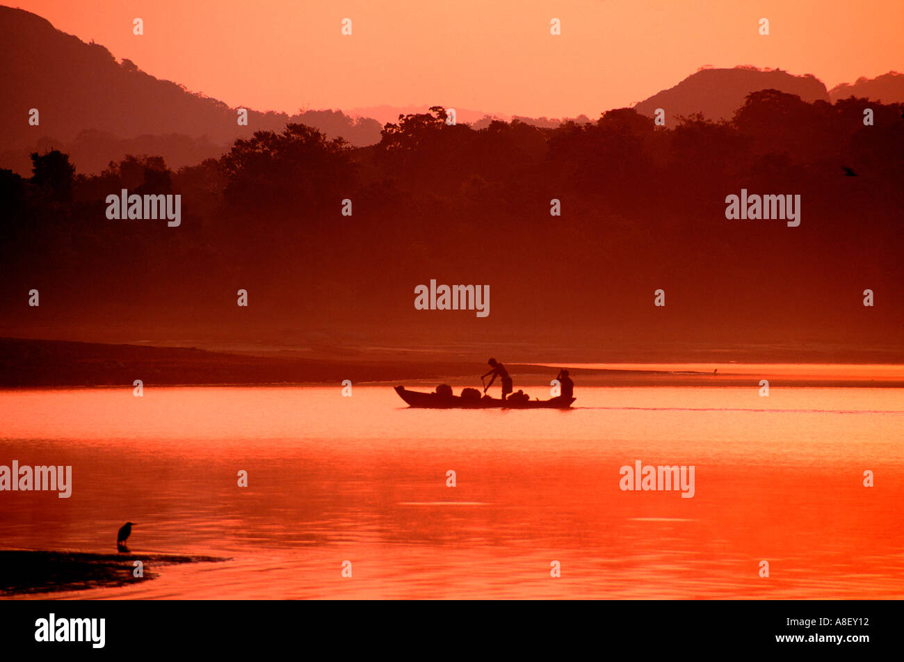 Ceylan Sri Lanka Sigiriya lake canoe oiseaux coucher de soleil Banque D'Images
