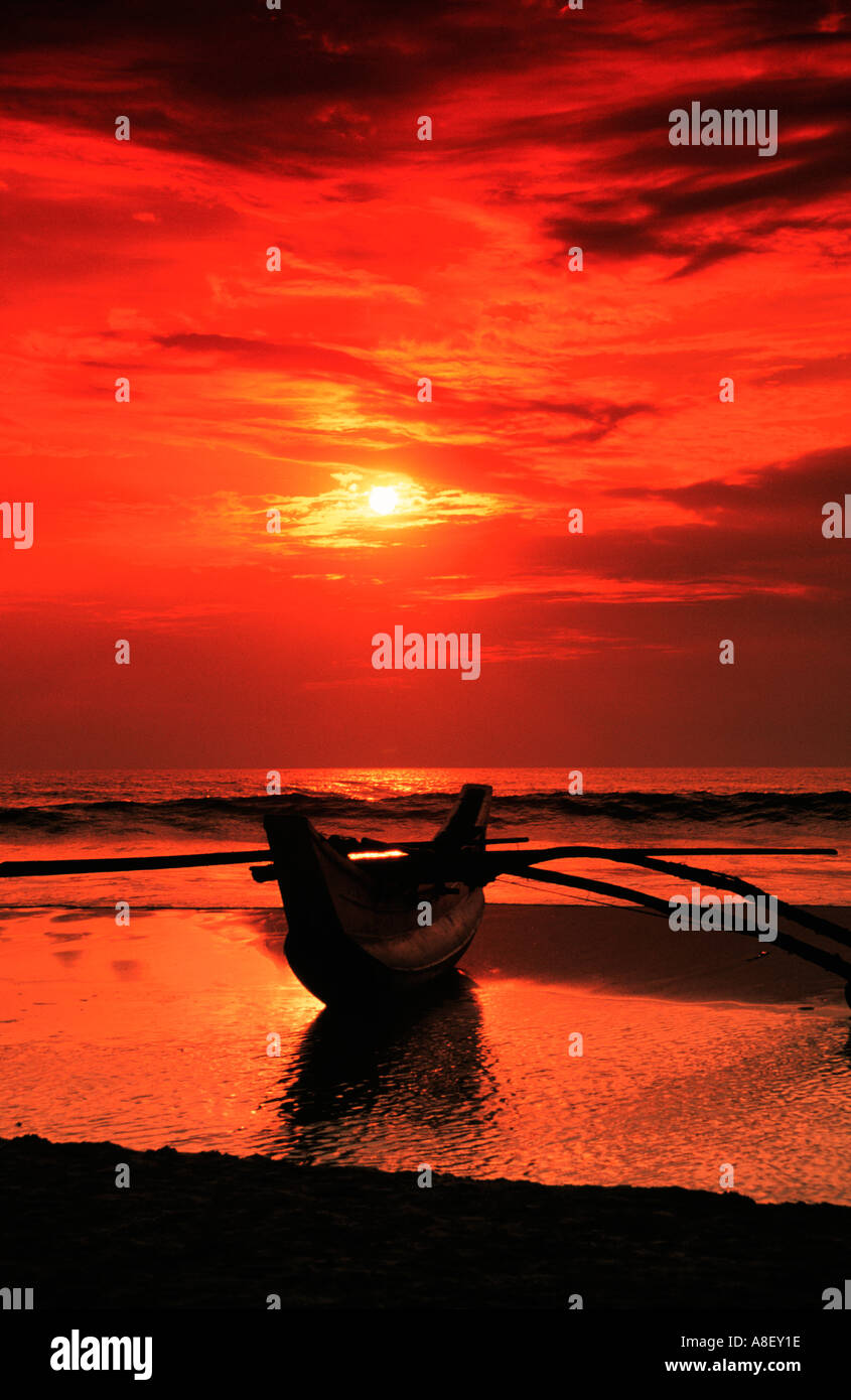 Ceylan Sri Lanka Weligama océan Indien canoe levers coucher du soleil Banque D'Images