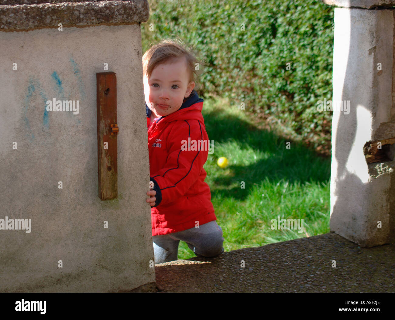 Petite fille jouant dans un jardin Banque D'Images