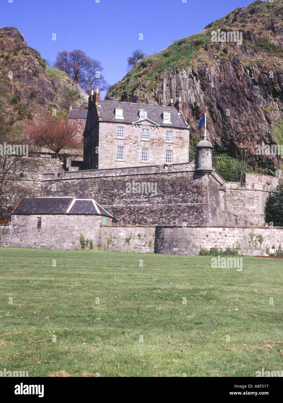 dh Dumbarton Castle DUMBARTON DUNBARTON Dumbarton Rock et le château militaire écossais Banque D'Images