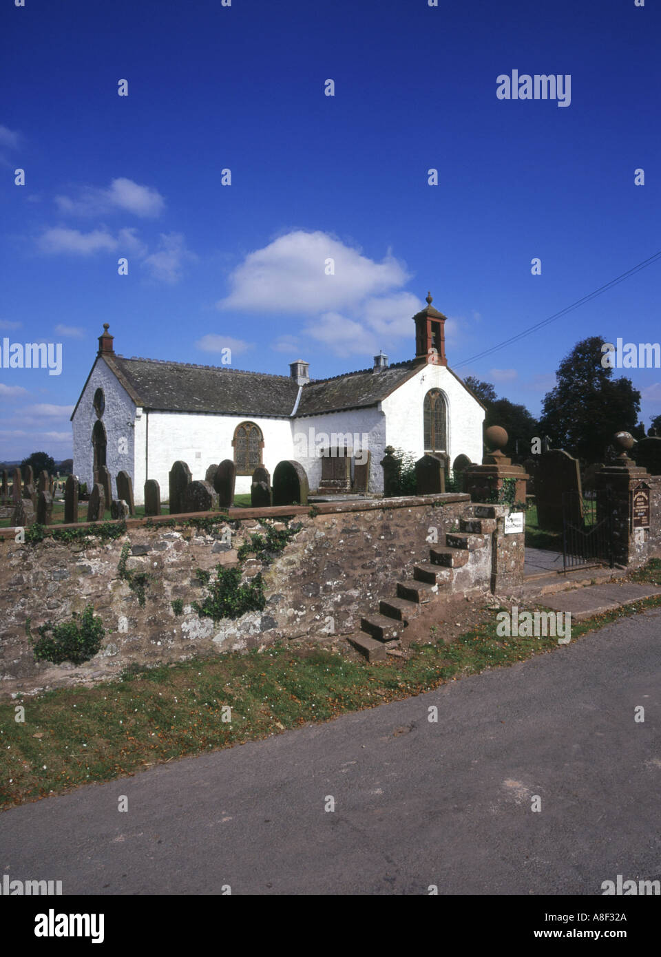 dh RUTWHELL DUMFRIES Church abritant Ruthwell pierre croix galloway historique dumfriesshire églises Banque D'Images