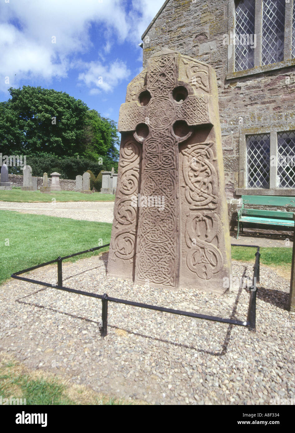 Dh croix Picte ANGUS ABERLEMNO dalle de pierre à sculpter dans la cour de l'église de pierres sculptées sculpture Ecosse celtique Banque D'Images