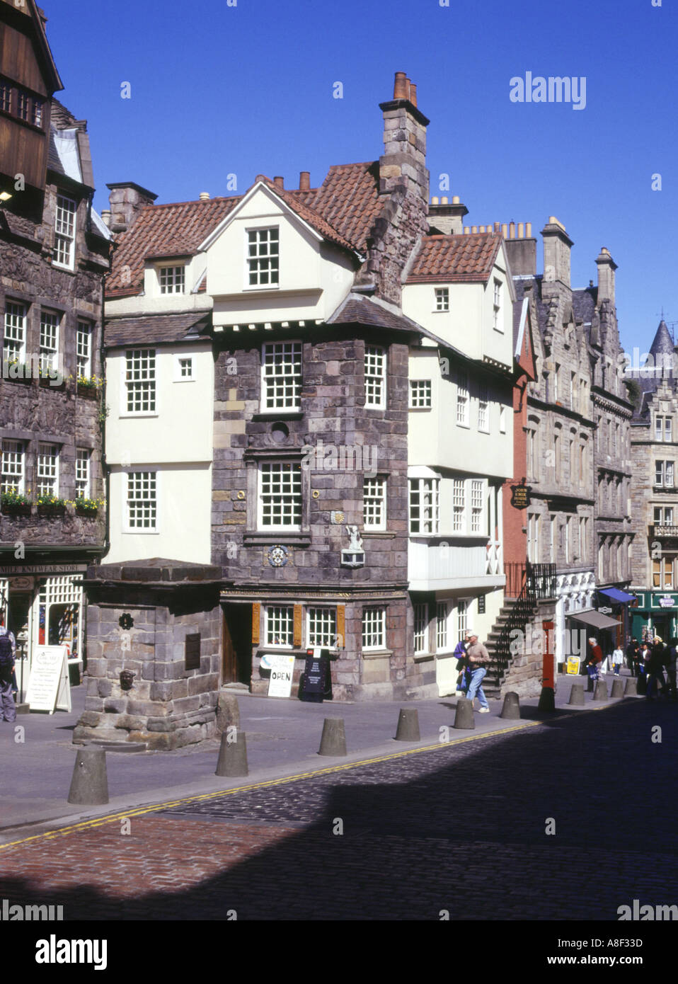 dh John KNOX House ROYAL MILE EDINBURGH bâtiments et personnes marchant dans l'histoire de la rue Banque D'Images