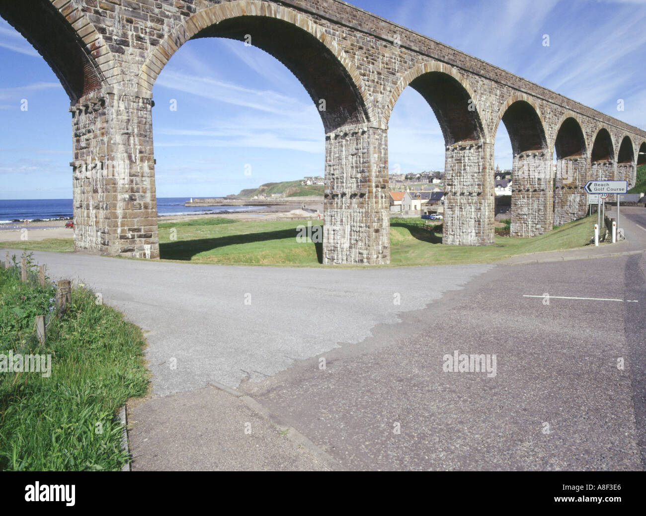 dh CULLEN MORAY Scottish Viaduct Cullen Bay et la ville scottish Footpath Bridge arches Banque D'Images