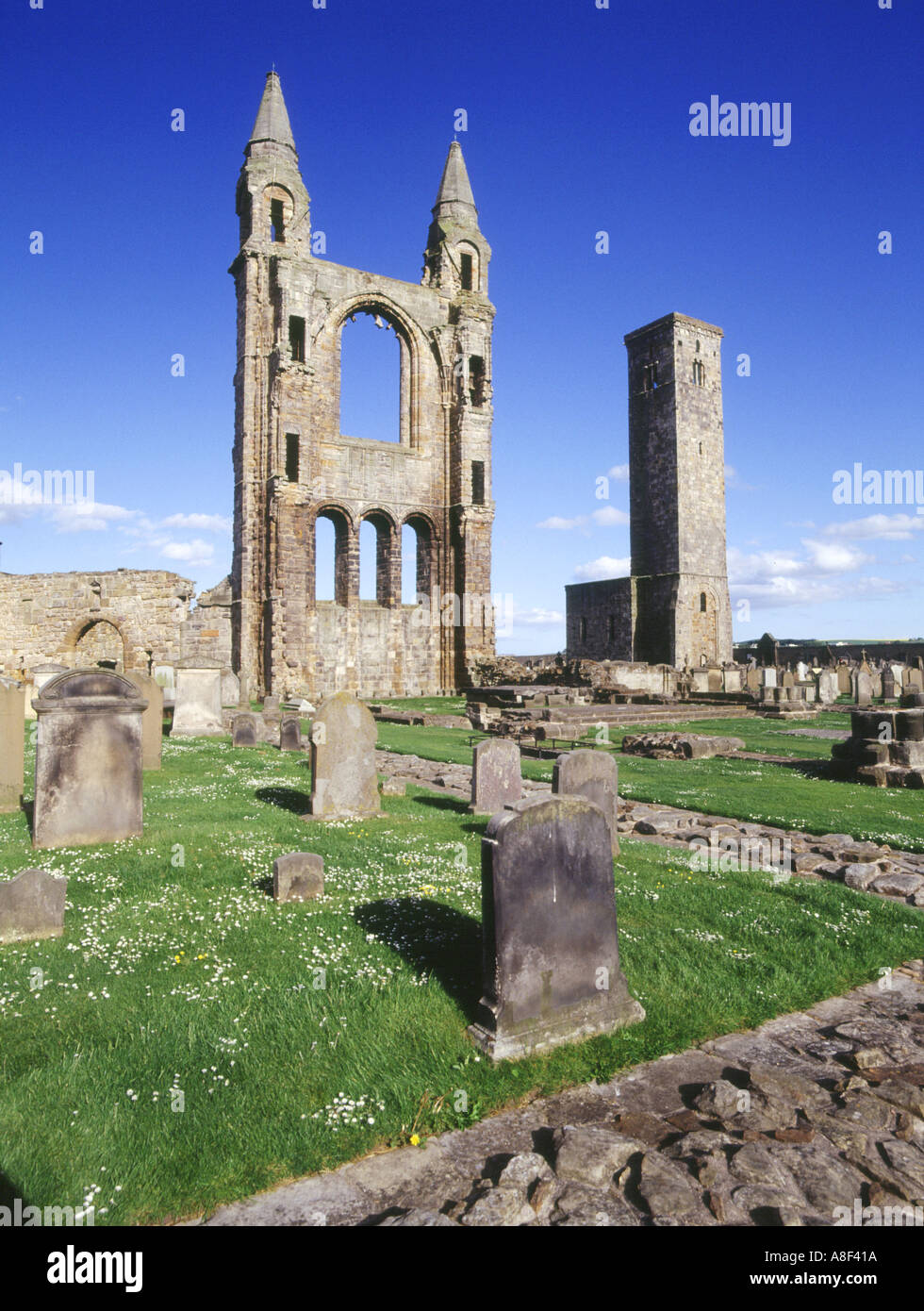 La CATHÉDRALE DE ST ANDREWS FIFE dh mur est tours et règles St tour carrée Ecosse Banque D'Images