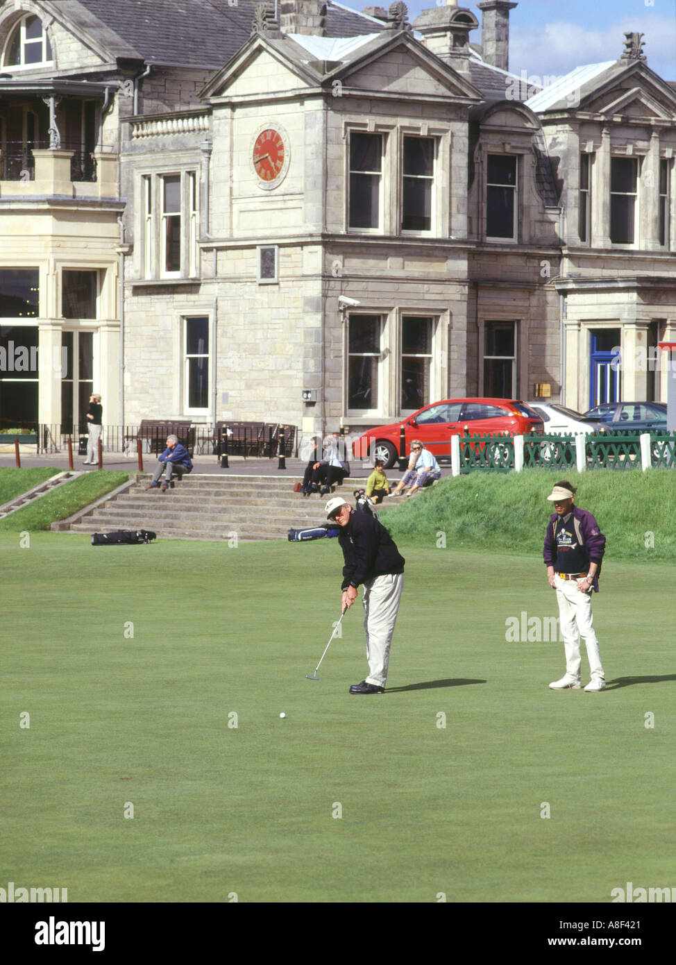 dh Royal ancien cours ST ANDREWS FIFE Scottish club Golfeurs mettant 18e trou 18 golf vert dix-huitième golf royaume-uni écosse Banque D'Images