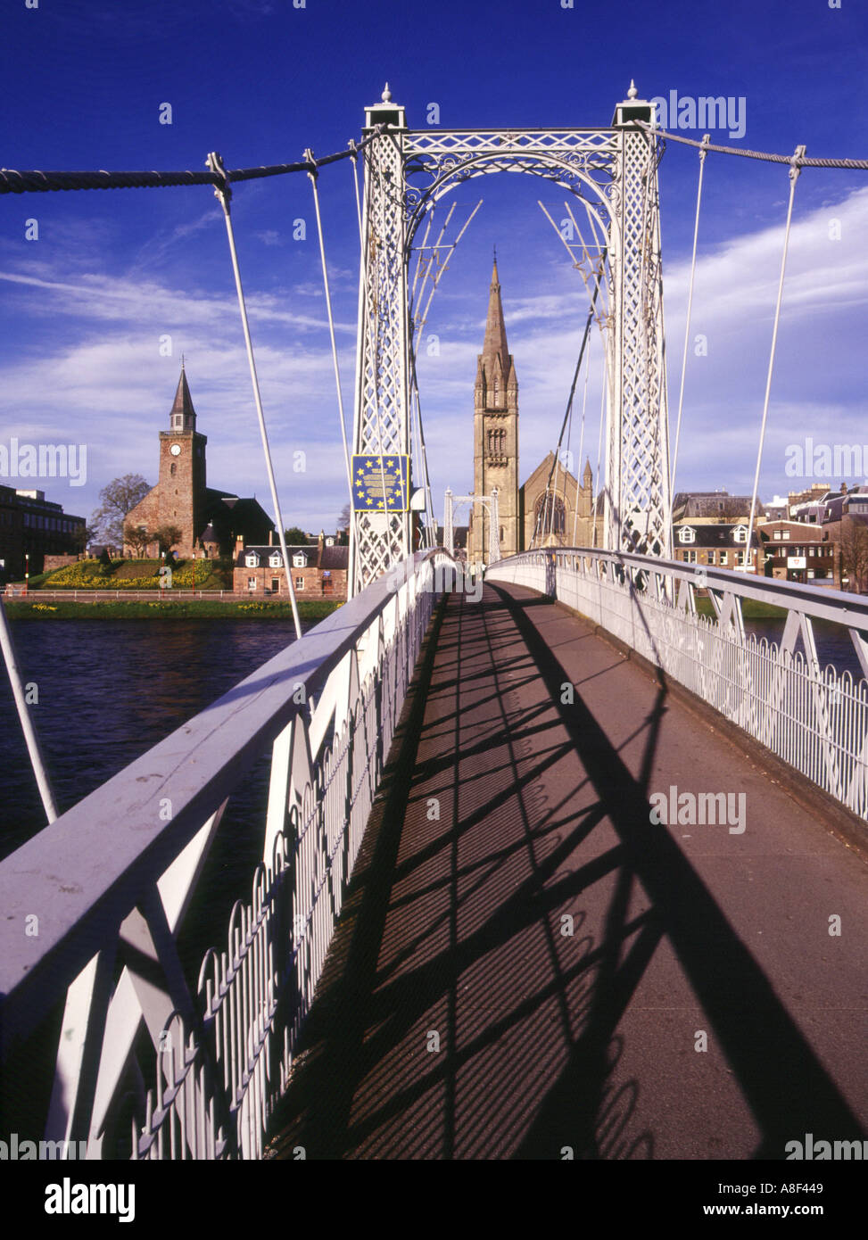dh INVERNESS INVERNESSSHIRE River Ness suspension passerelle haute église et église libre chemin de pied pont câble écosse Banque D'Images