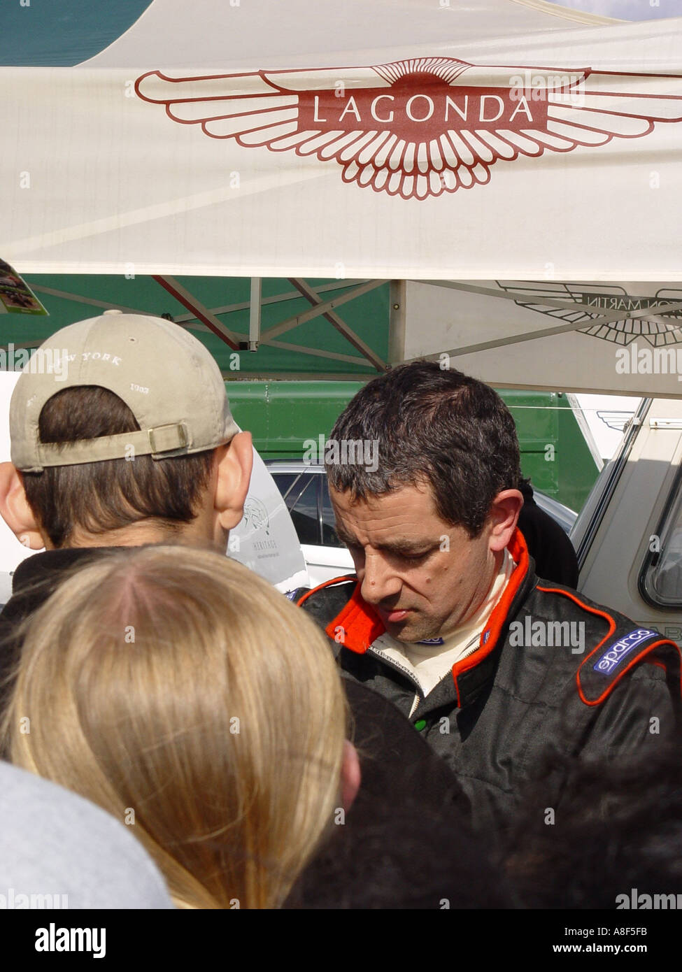 Rowan Atkinson de signer des autographes dans un circuit de course automobile Angleterre GO UK 2003 Banque D'Images