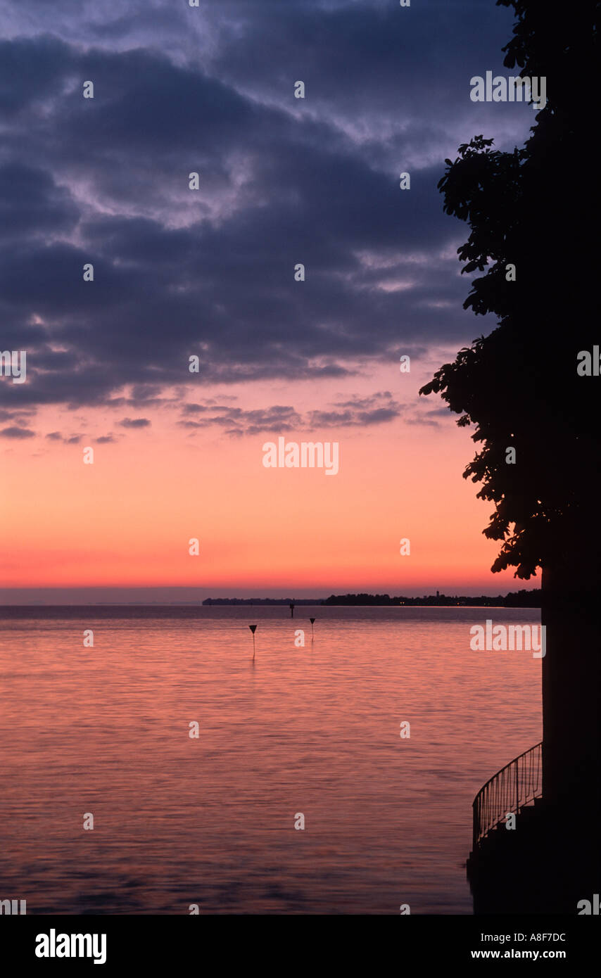 Des nuages sombres après le coucher du soleil, le lac de Constance (Bodensee) Allemagne Bavière Lindau Banque D'Images
