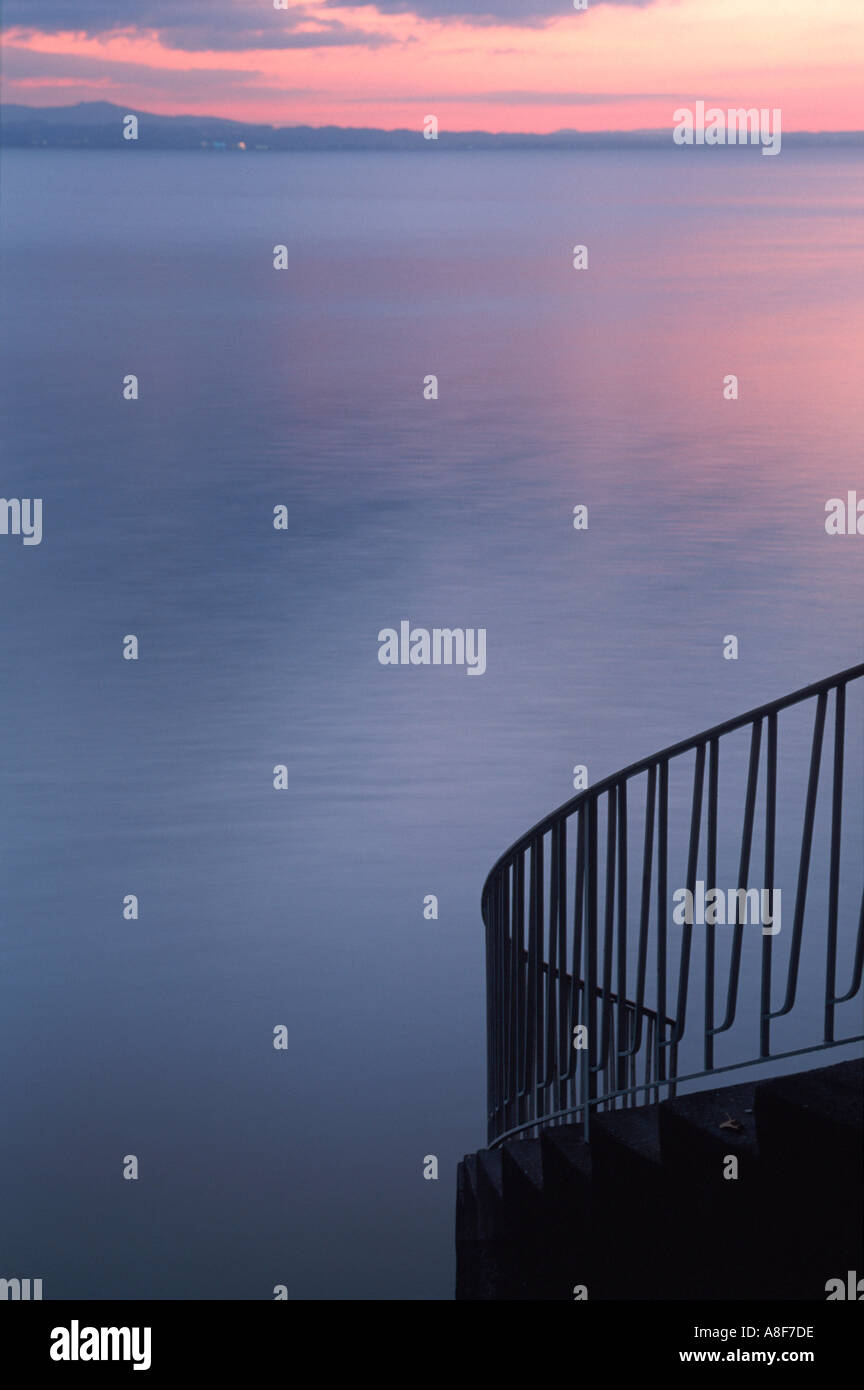 Des nuages sombres après le coucher du soleil, le lac de Constance (Bodensee) Allemagne Bavière Lindau Banque D'Images