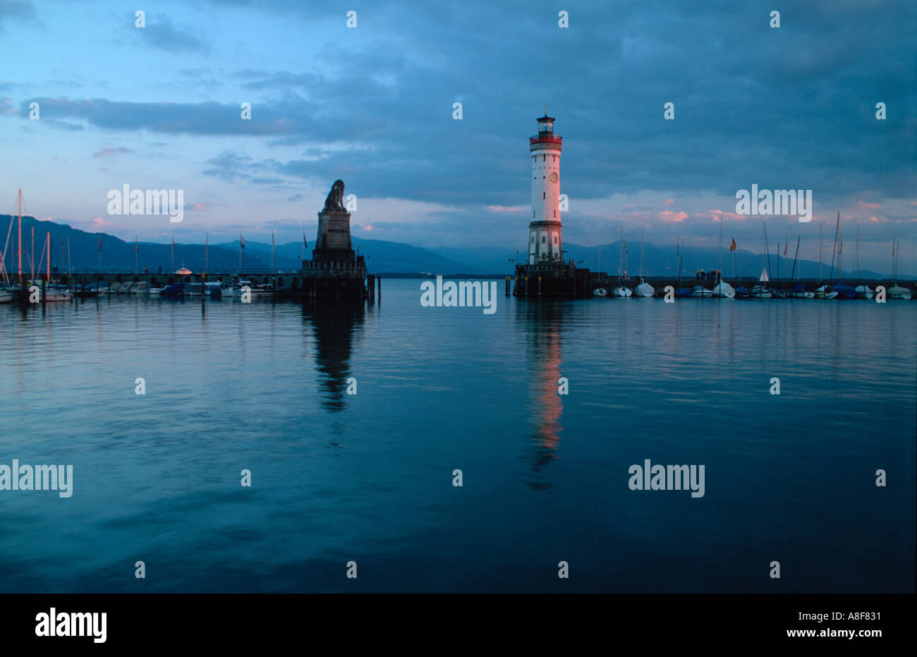 Le port de Lindau et phare au coucher du soleil, le lac de Constance (Bodensee) Bavaria Allemagne Banque D'Images
