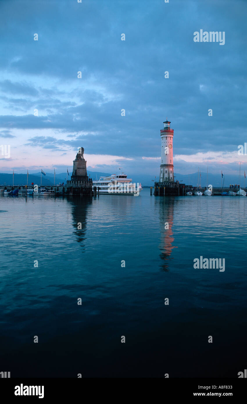 Le port de Lindau et phare au coucher du soleil, le lac de Constance (Bodensee) Bavaria Allemagne Banque D'Images