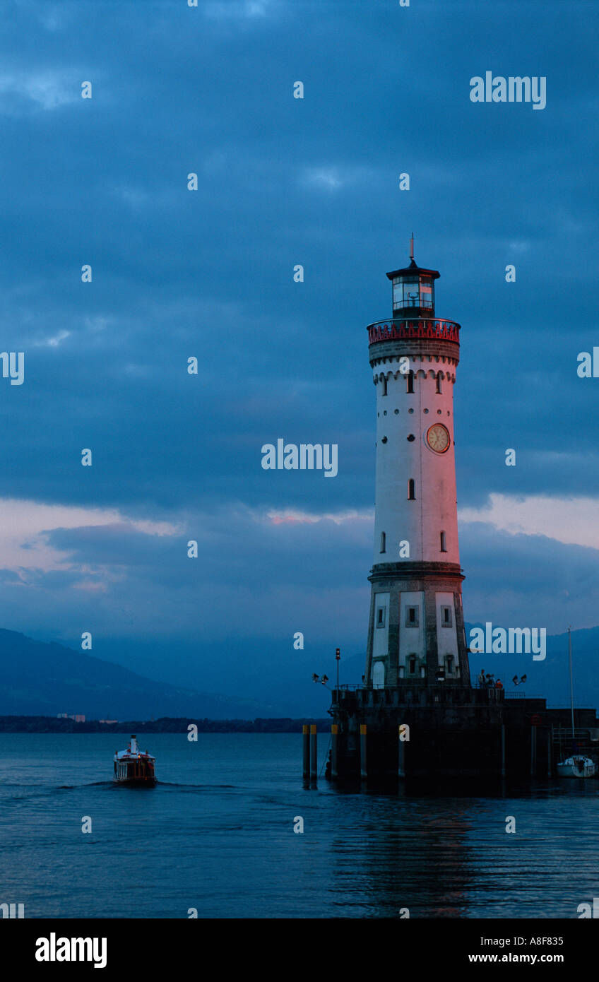Le port de Lindau phare au coucher du soleil, le lac de Constance (Bodensee) Bavaria Allemagne Banque D'Images