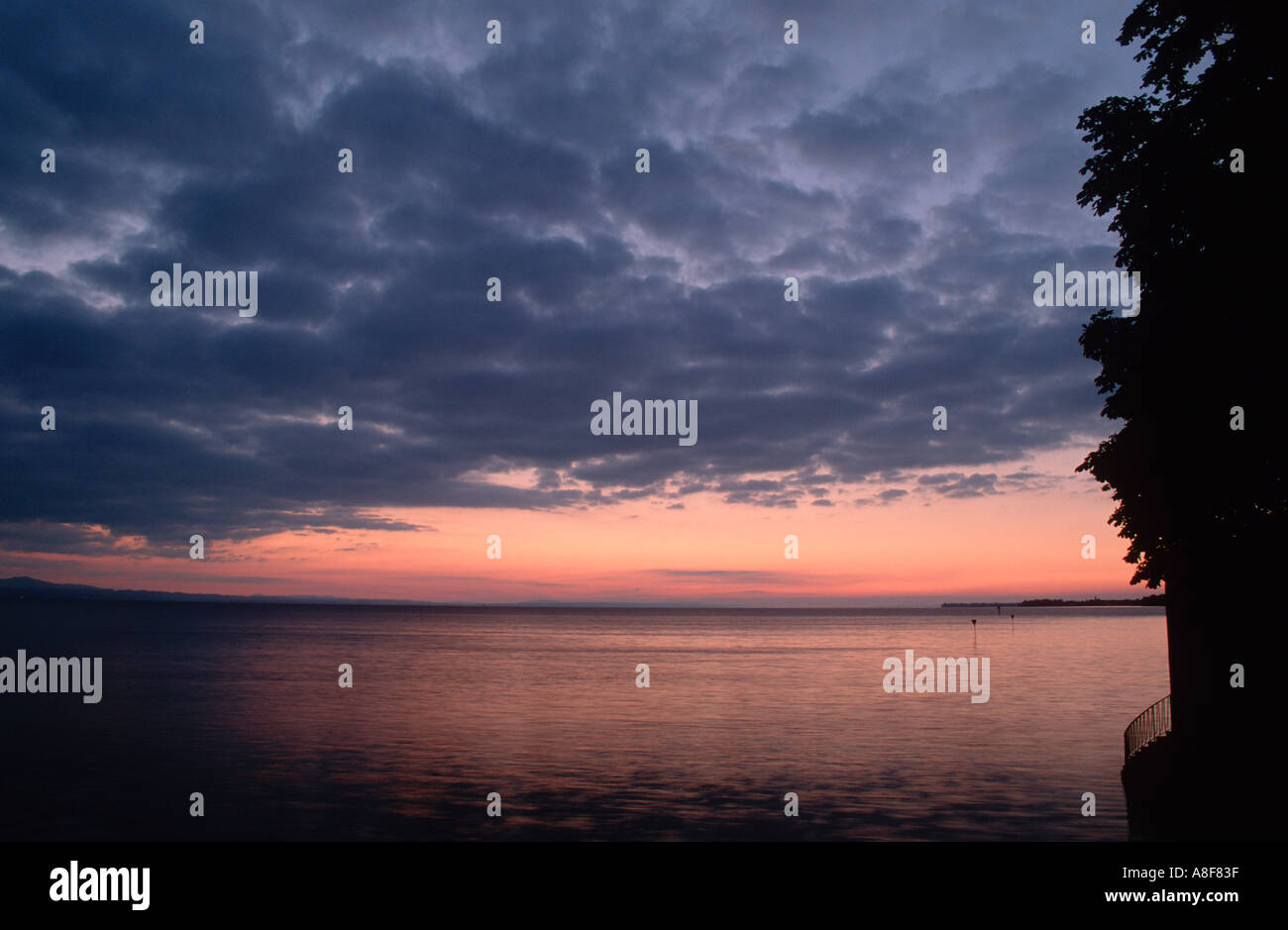 Des nuages sombres après le coucher du soleil, le lac de Constance (Bodensee) Allemagne Bavière Lindau Banque D'Images
