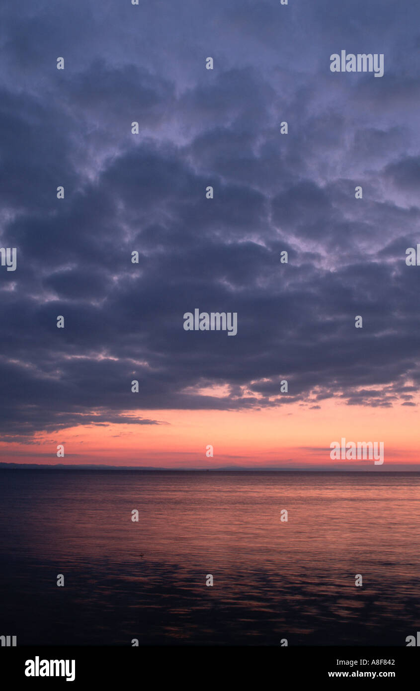 Des nuages sombres après le coucher du soleil, le lac de Constance (Bodensee) Allemagne Bavière Lindau Banque D'Images