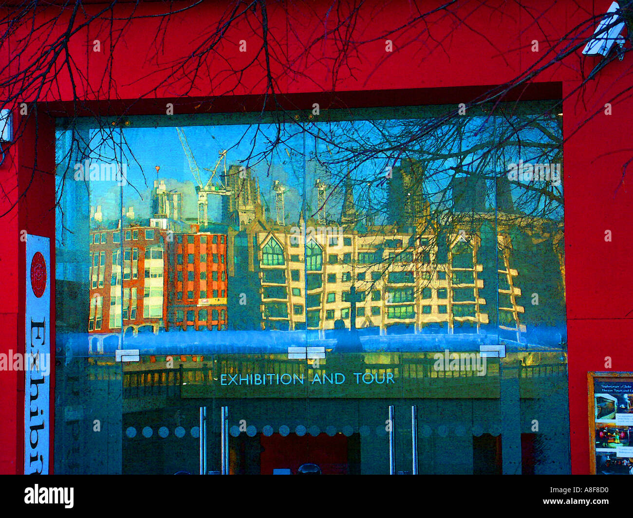 Réflexions dans une extension de la Globe Theatre de Londres Banque D'Images