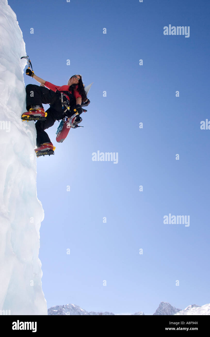 Les femmes avec l'escalade de glace et de snowboard retour pack Banque D'Images