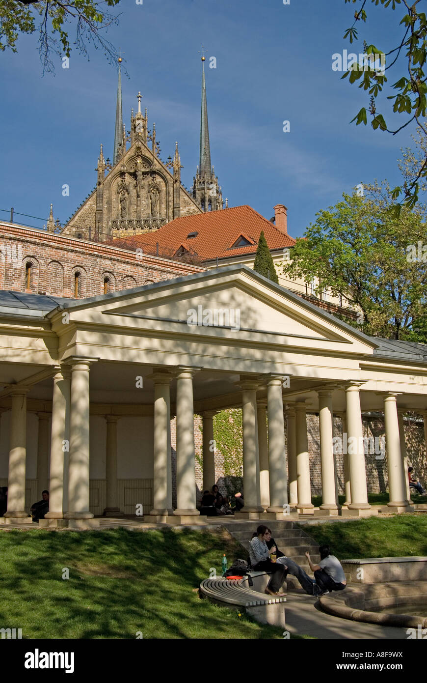 La Moravie du Sud, Brno, République tchèque. Cathédrale de Saint Pierre et Saint Paul vu de Denisovy sady (jardins) Banque D'Images