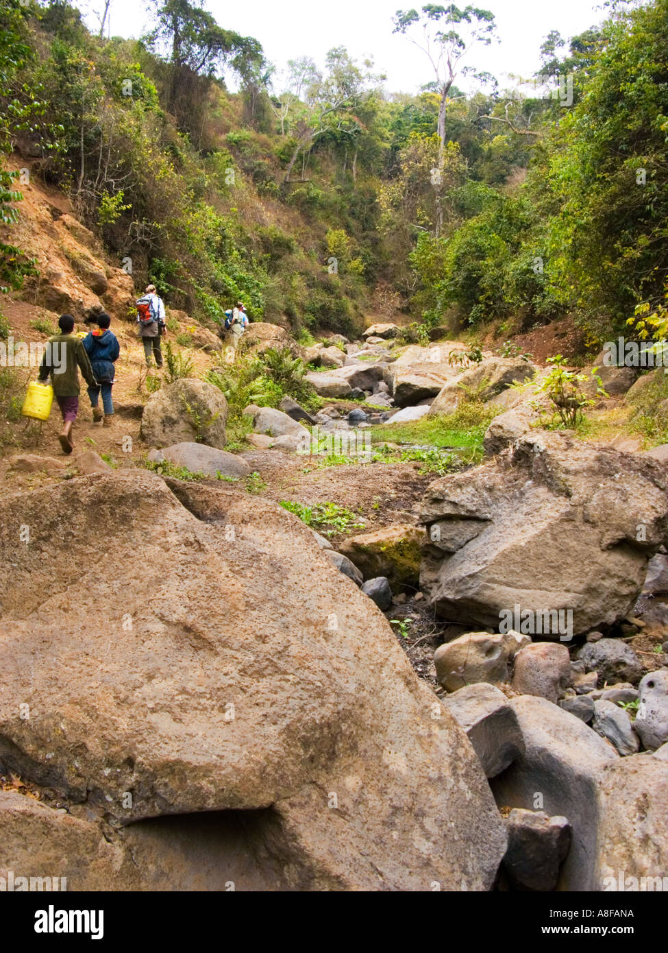 Source Source Source en bas de la rivière riverbed lit NALEMORU RIVER Oloitokitok LOITOKITOK Kenya Afrique de l'est les gens vont chercher de l'eau Banque D'Images