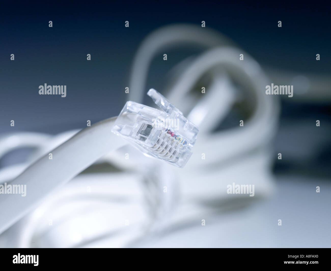 Le câble, transparent, blanc, flou, gratuitement, de l'emploi, de l'électronique, de la technologie, nouée, la lumière, l'ombre, la communication, le téléphone, l'installation de Banque D'Images