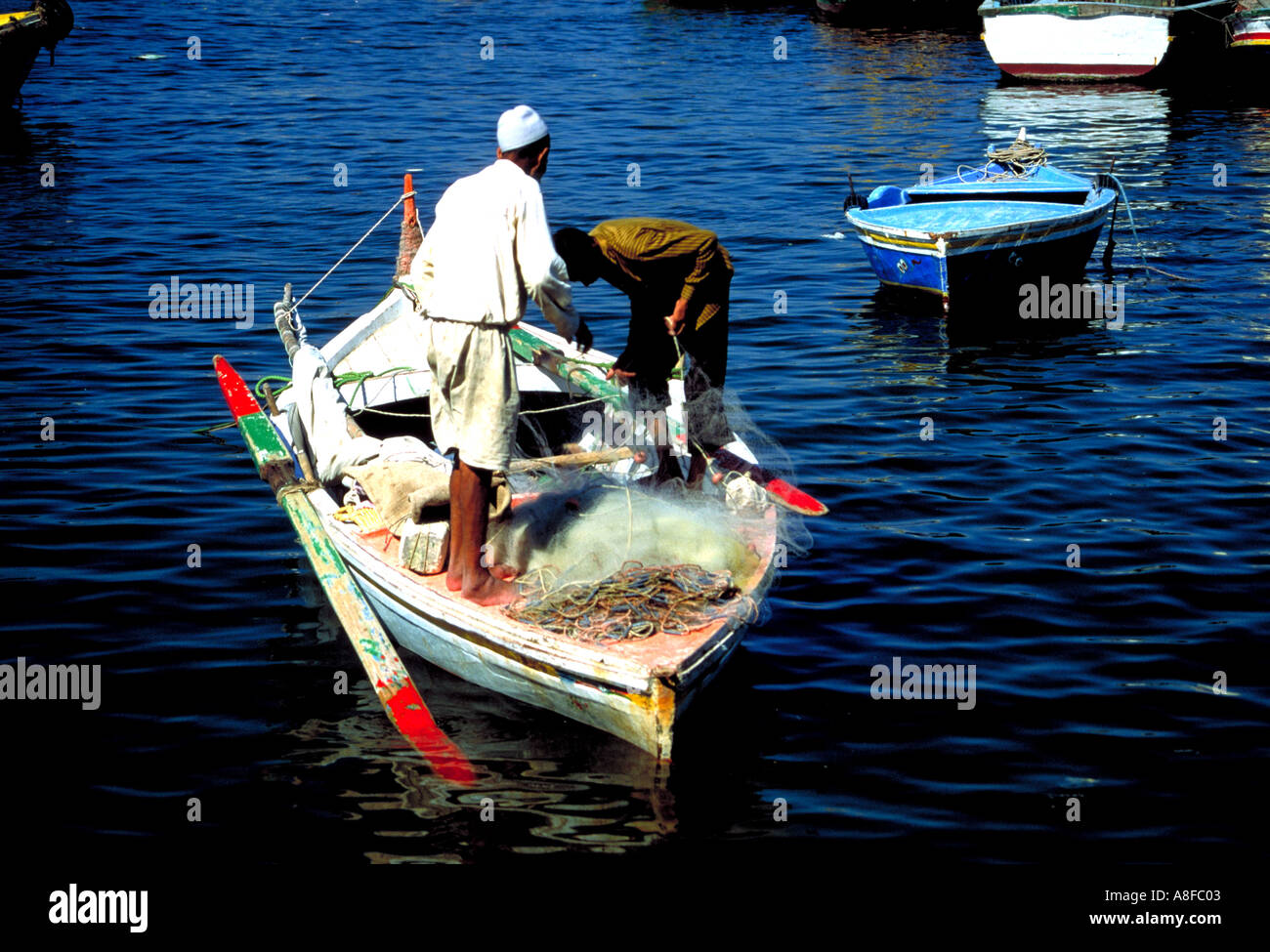 Pêcheurs dans une barque alexandria Egypte Banque D'Images