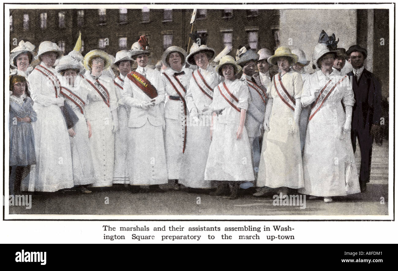 Défilé de suffragettes marshals assemblés dans Washington Square New York 1912. La main, d'une photographie de demi-teinte Banque D'Images
