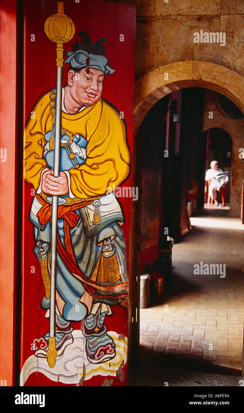 La Malaisie Penang Snake Temple intérieur a également connu sous le nom de temple de l'Azure Cloud construit en 1850 avec protection peint sur panneau de porte Banque D'Images