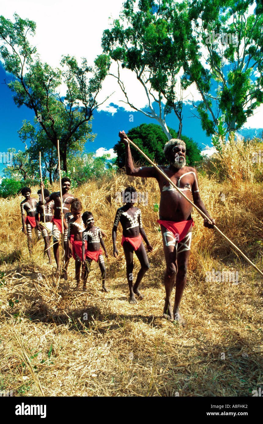 Une famille d'autochtones se promener dans la nature, près de Darwin, Australie Banque D'Images