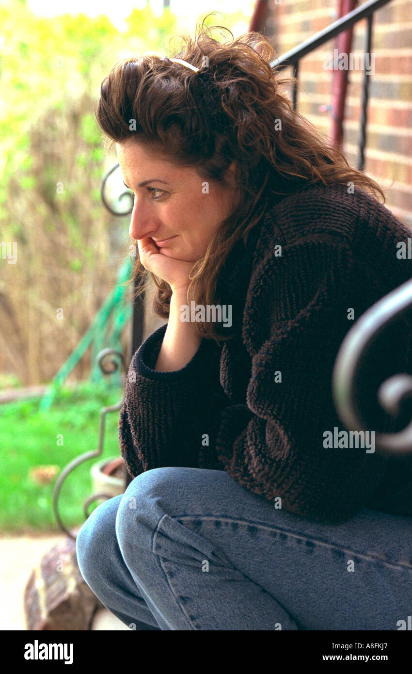L'audacieuse femme rêveuse réfléchie 32 ans assis sur les marches. St Paul Minnesota USA Banque D'Images