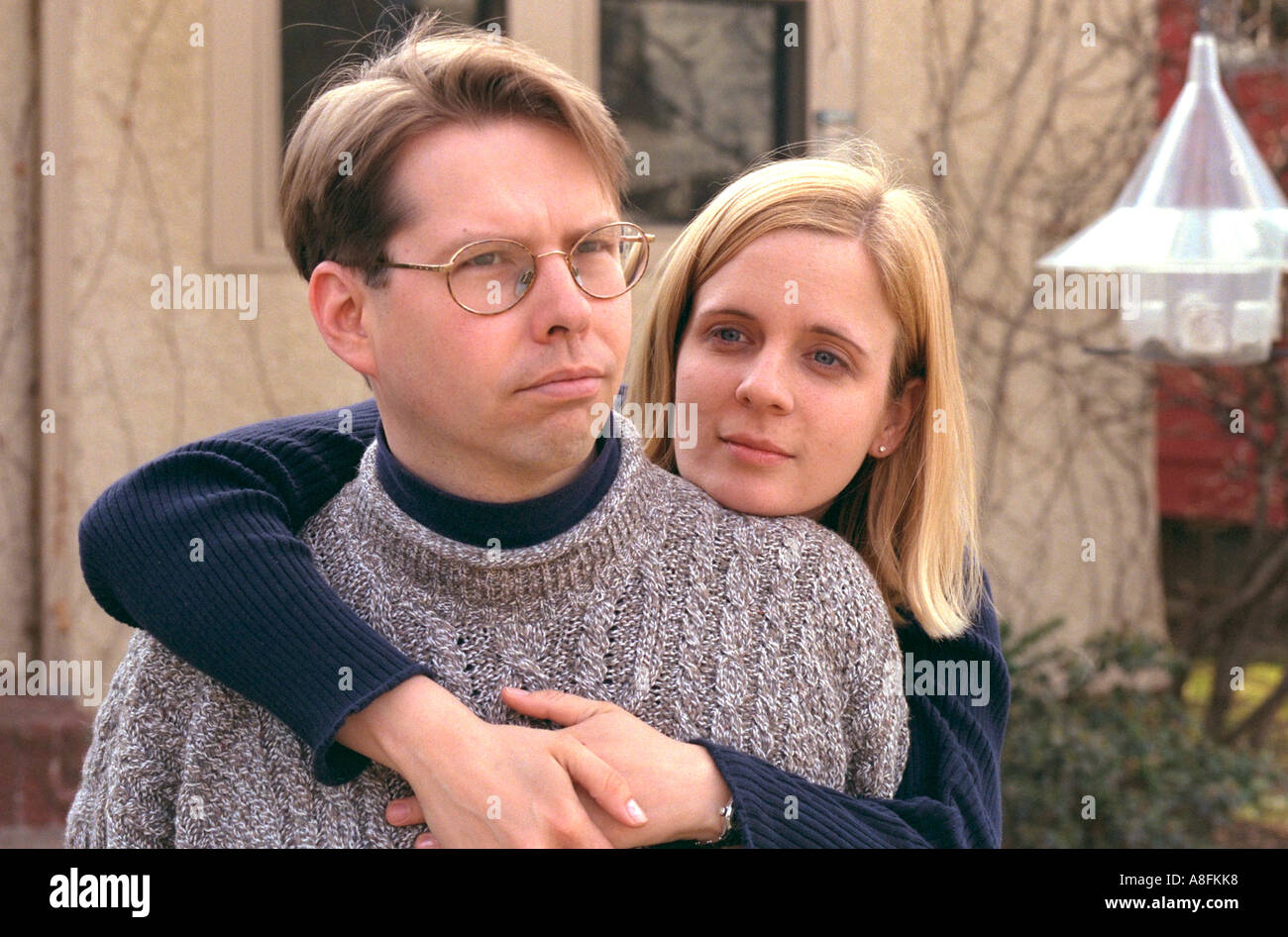 Portrait d'une femme rêveuse tenant son mari à l'âge de 30 ans. St Paul Minnesota USA Banque D'Images