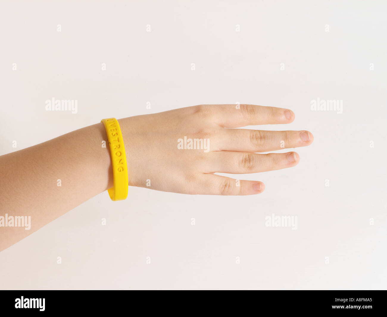 La charité de la sensibilisation au cancer bracelet jaune Livestrong Photo  Stock - Alamy