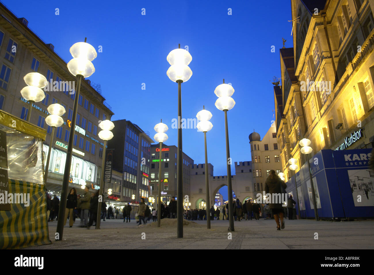 La Karlsplatz stachus Munich Bavaria Allemagne au crépuscule Banque D'Images