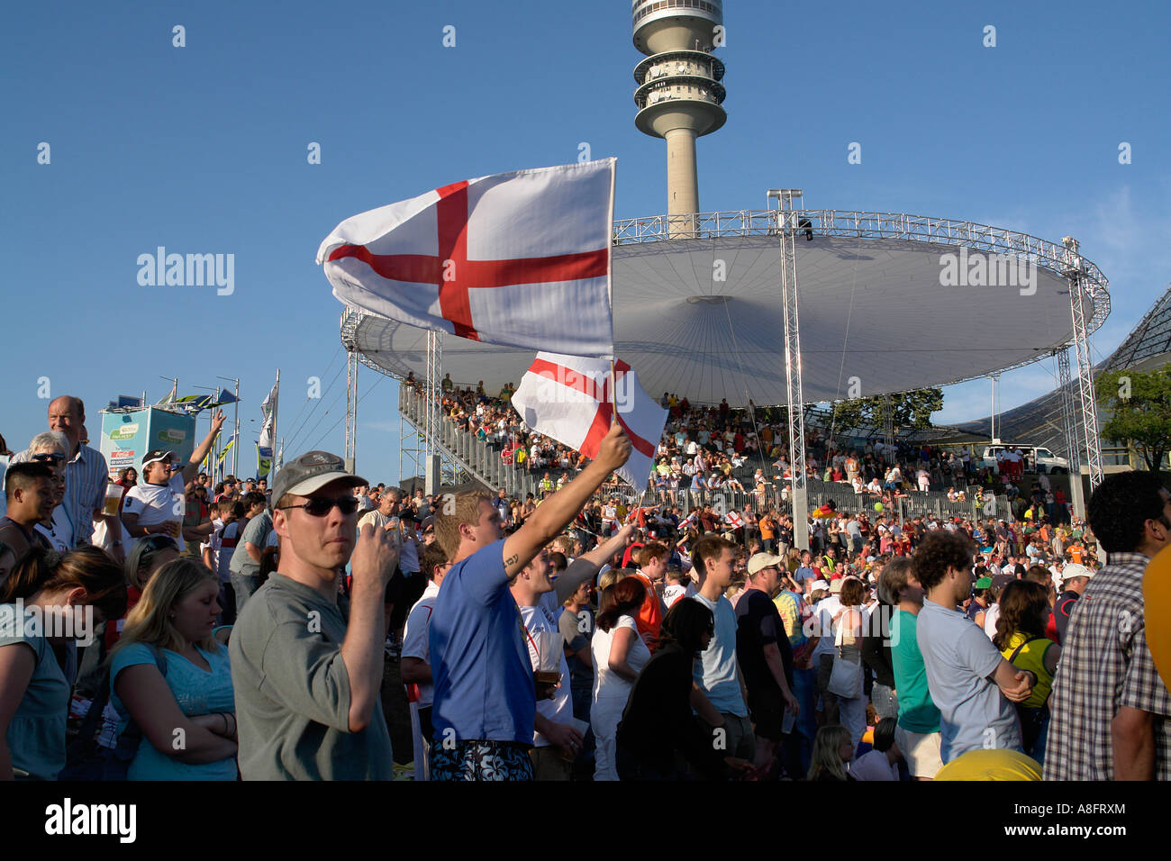 Le football anglais fans Waving Flag pour soutenir leur équipe de parc Olympia Munich Bavaria Allemagne Banque D'Images