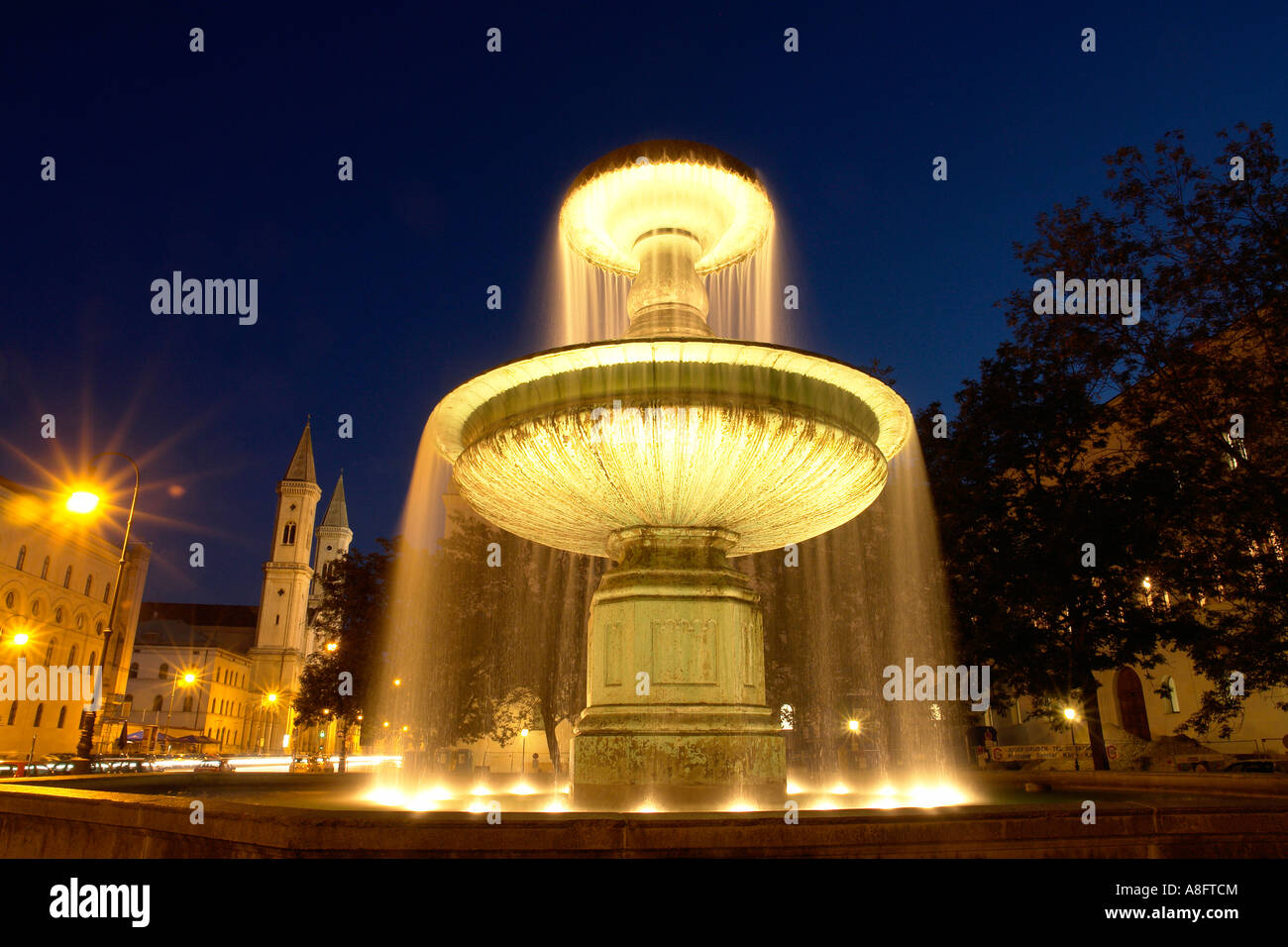 L'église de St fontaine au crépuscule de l'Université Ludwig Munich Bavaria Allemagne Banque D'Images